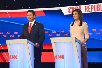 (NEW) CNN Republican Presidential Primary Debate with Nikki Haley and Ron DeSantis at Drake University in Des Moines, Iowa. January 10, 2024, Des Moines, Iowa, USA: Nikki Haley (right) and Ron DeSantis (left) participate in CNN's Republican Presidential Primary Debate at Drake University before the Iowa caucuses. Credit: Kyle Mazza/TheNews2 (Foto: Kyle Mazza/Thenews2/Deposit Photos)