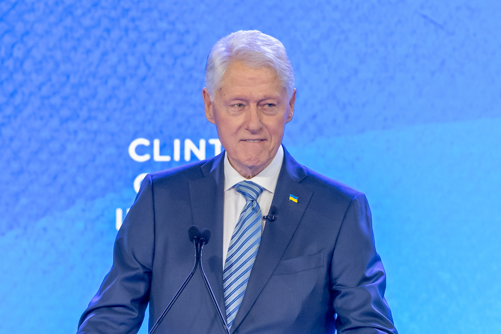 (NEW) Clinton Global Initiative 2023 Meeting. September 18, 2023, New York, New York, USA: Former President Bill Clinton speaks during the Clinton Global Initiative (CGI) meeting at the Hilton Midtown on September 18, 2023 in New York City. The 2023 CGI meeting will focus on ways to help address climate change, health care issues, gender-based violence, the war in Ukraine and other issues. The two day event welcomes leaders in politics, business and philanthropy to work on potential solutions to global issues.  (Credit: M10s / TheNews2) (Foto: M10s/Thenews2/Deposit Photos)